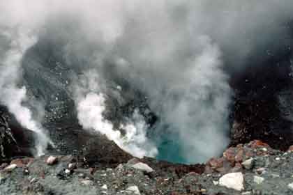 cratère actif volcan gorely